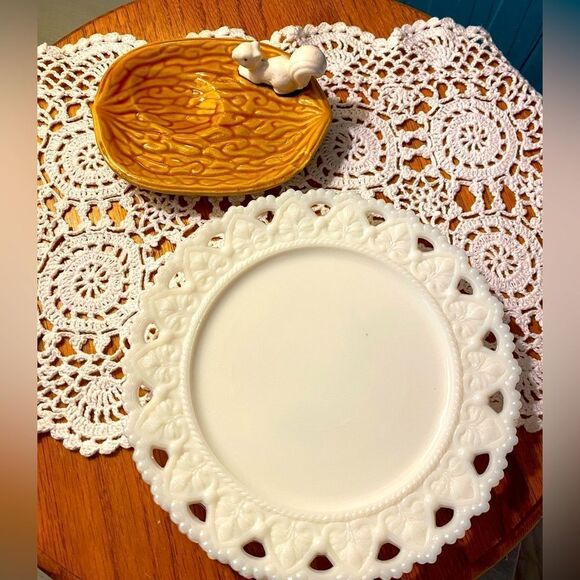 Trinket Dishes walnut with Squirrel and white round milk glass plate vintage lot - Picture 1 of 7